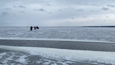 200 de pescari americani au fost salvaţi de pe un bloc de gheaţă care plutea în derivă.