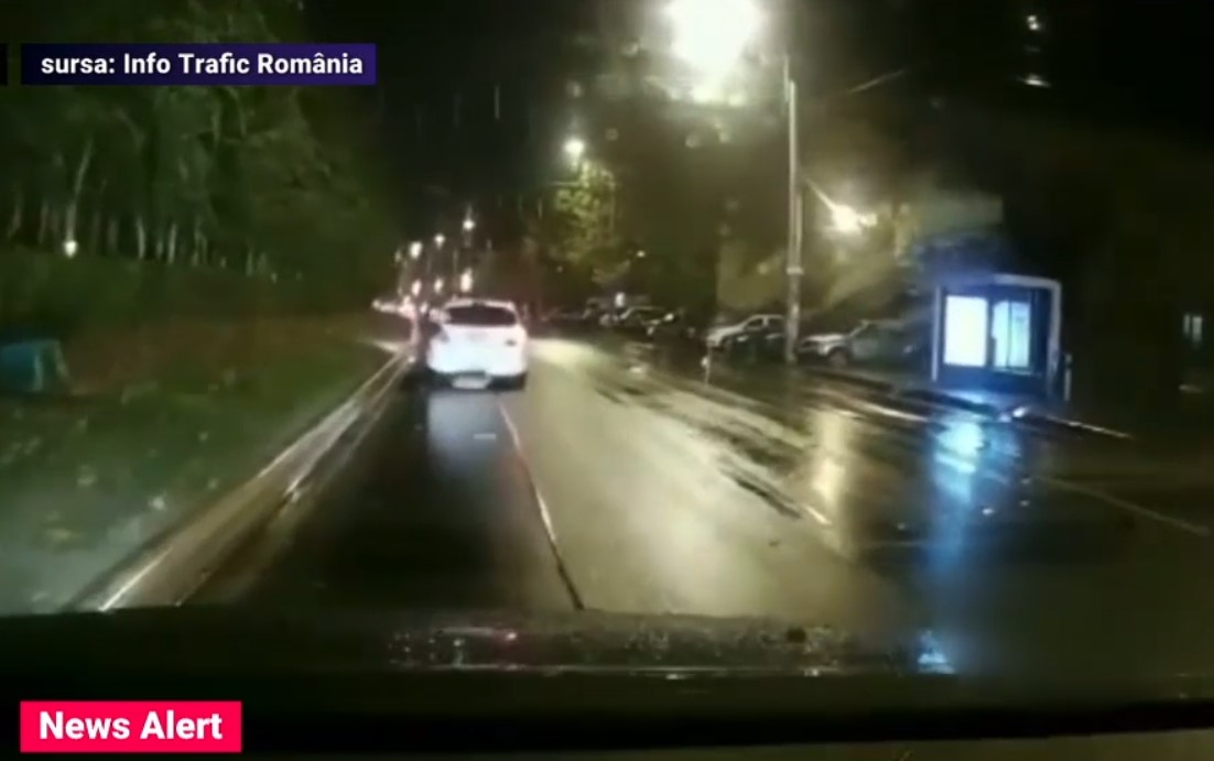 VIDEO Adolescent lovit de o mașină pe o trecere de pietoni din București. Momentul a fost susprins de o cameră de bord