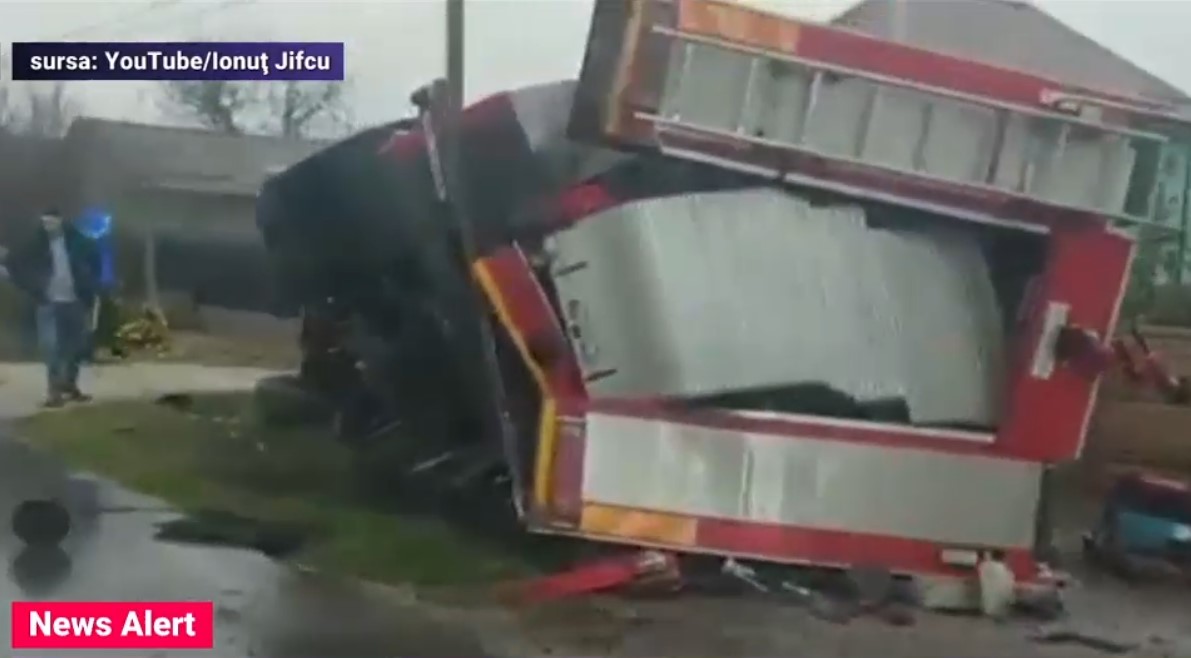 VIDEO O mașină de pompieri aflată în misiune s-a răsturnat, după ce a încercat să evite impactul cu un alt autoturism