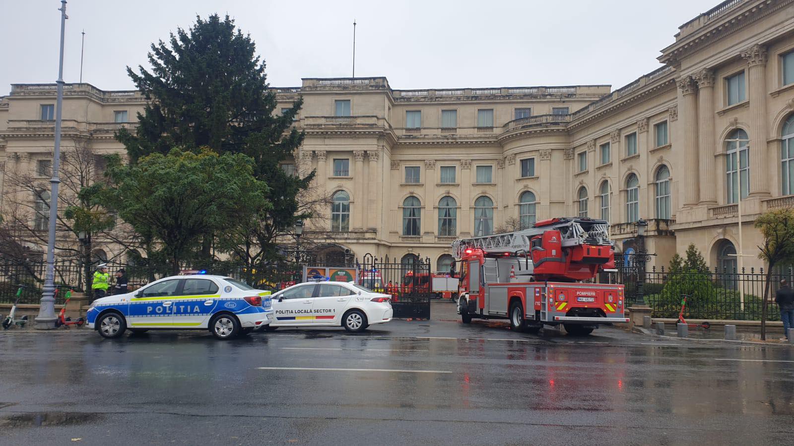 Incendiu izbucnit la Palatul Regal din București. 150 de persoane, evacuate din clădire