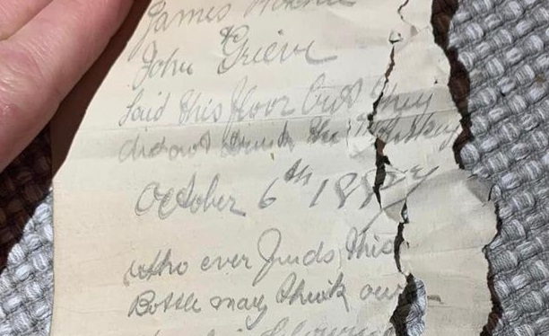 Un mesaj vechi de 135 de ani a fost găsit sub podeaua unei case. Ce scria pe biletul lăsat într-o sticlă de whisky
