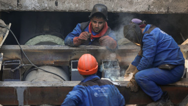 muncitori repară conducte termoficare în București
