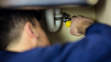 instalator repară o chiuvetă