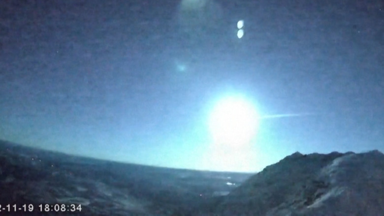 meteorit explodează în cer și luminează puternic