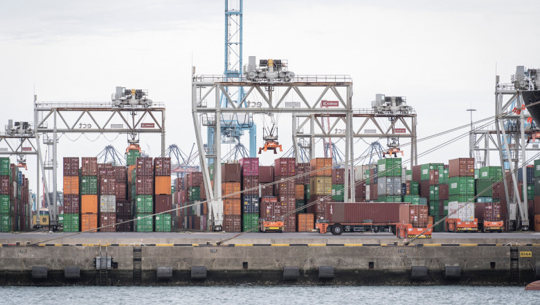 containere într-un port