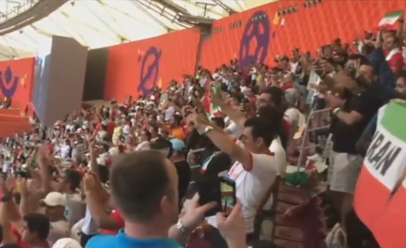 VIDEO Sfidare față de regimul iranian. Fanii și jucătorii naționalei de fotbal au huiduit și au refuzat să cânte imnul la CM din Qatar