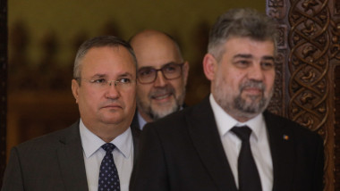 Ciucă, Ciolacu și Kelemen zâmbesc după ieșirea de la ședința coaliției.