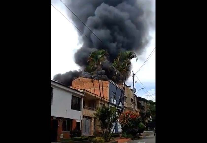 VIDEO Un avion cu 8 oameni la bord s-a prăbuşit peste un cartier rezidenţial în oraşul columbian Medellin