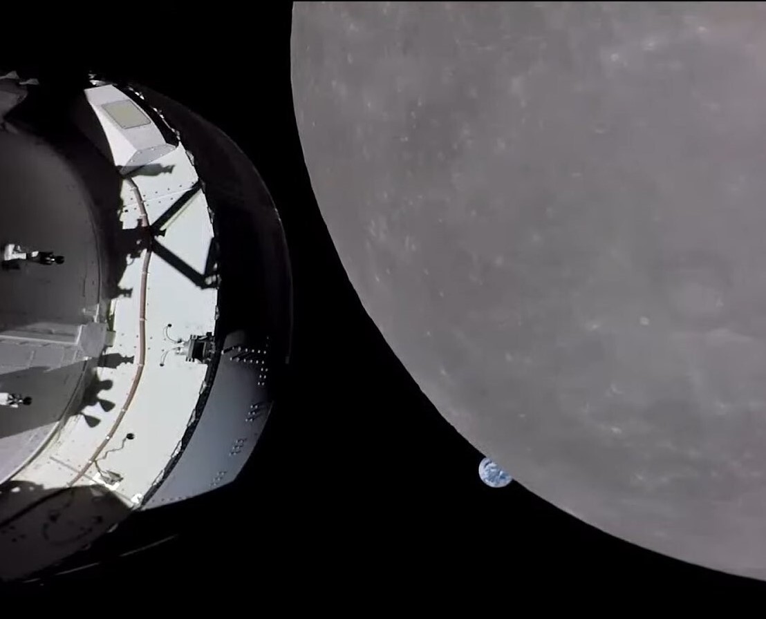 O noua fotografie senzationala cu Pamantul care „apune” in spatele Lunii, trimisa de capsula Orion