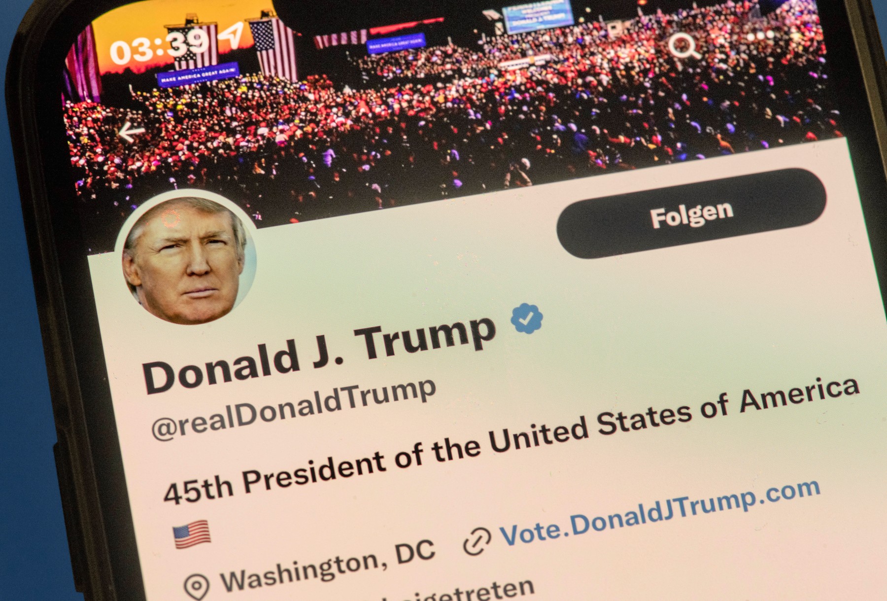 „Stop Toxic Twitter”. Activiștii pun presiune pe companii să-și retragă reclamele de pe platformă după deblocarea contului lui Trump