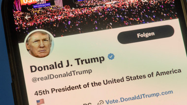 imagine cu contul lui Donald Trump de pe Twitter pe ecranul unui telefon
