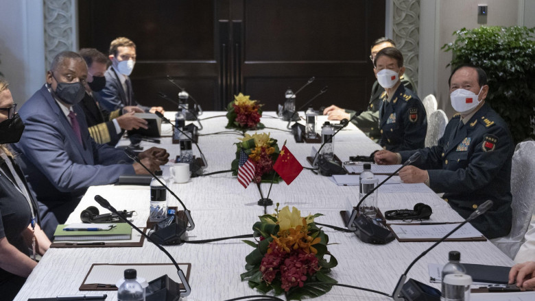 lloyd austin și delegația americană de la pentagon la masă cu omologii chinezi în Cambdogia