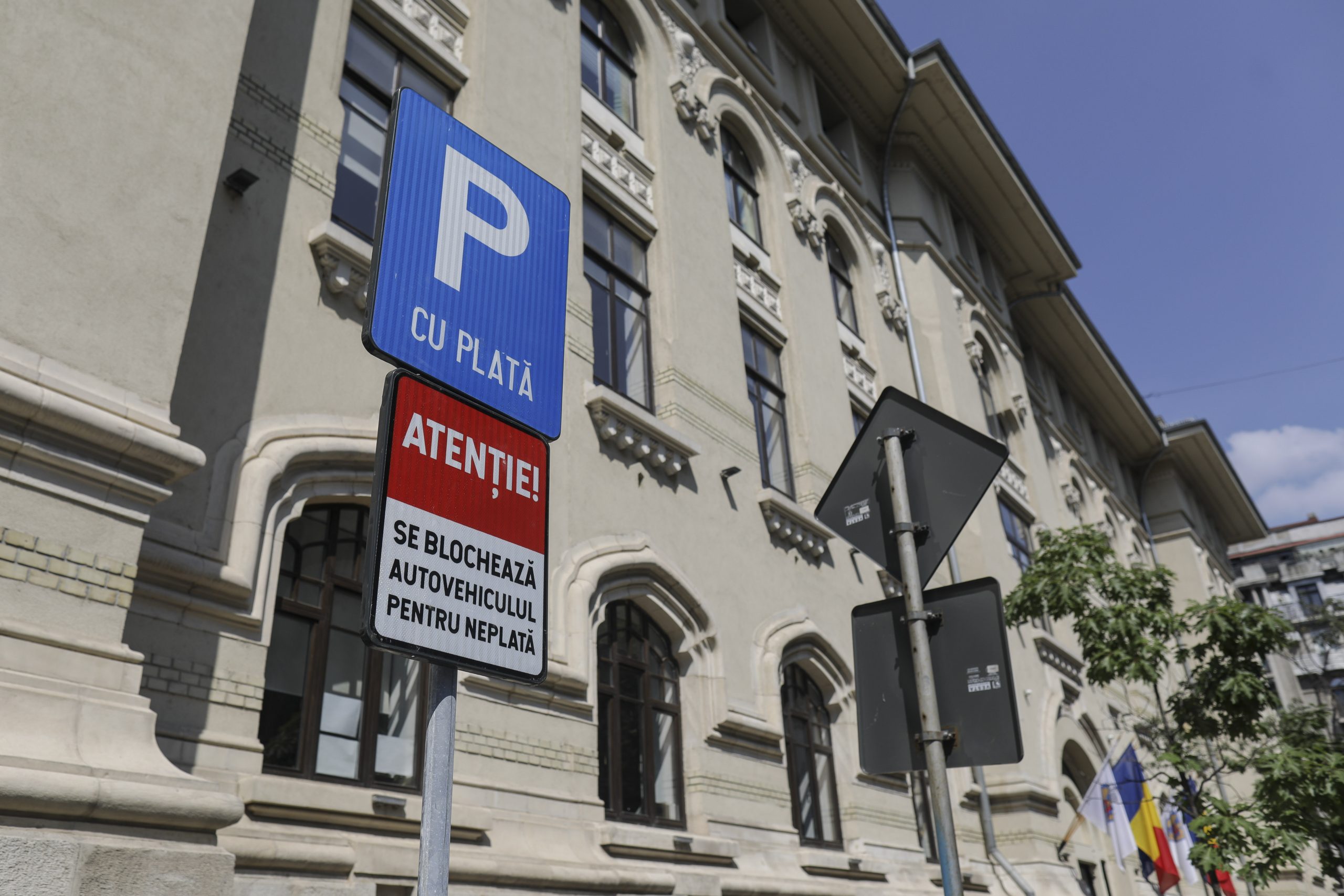Instituțiile publice din București nu vor mai beneficia de locuri de parcare gratuite. Bujduveanu: Nimeni nu e mai presus de lege