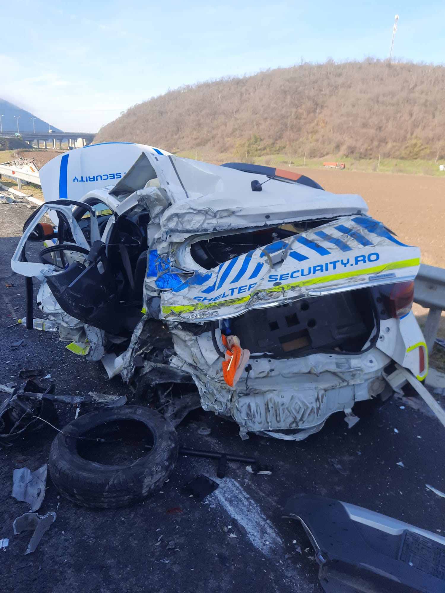 Mașină făcută praf într-un accident pe A1. Aparține chiar echipajului de pază al autostrăzii