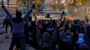 protestatari cu mâinile ridicate în Iran