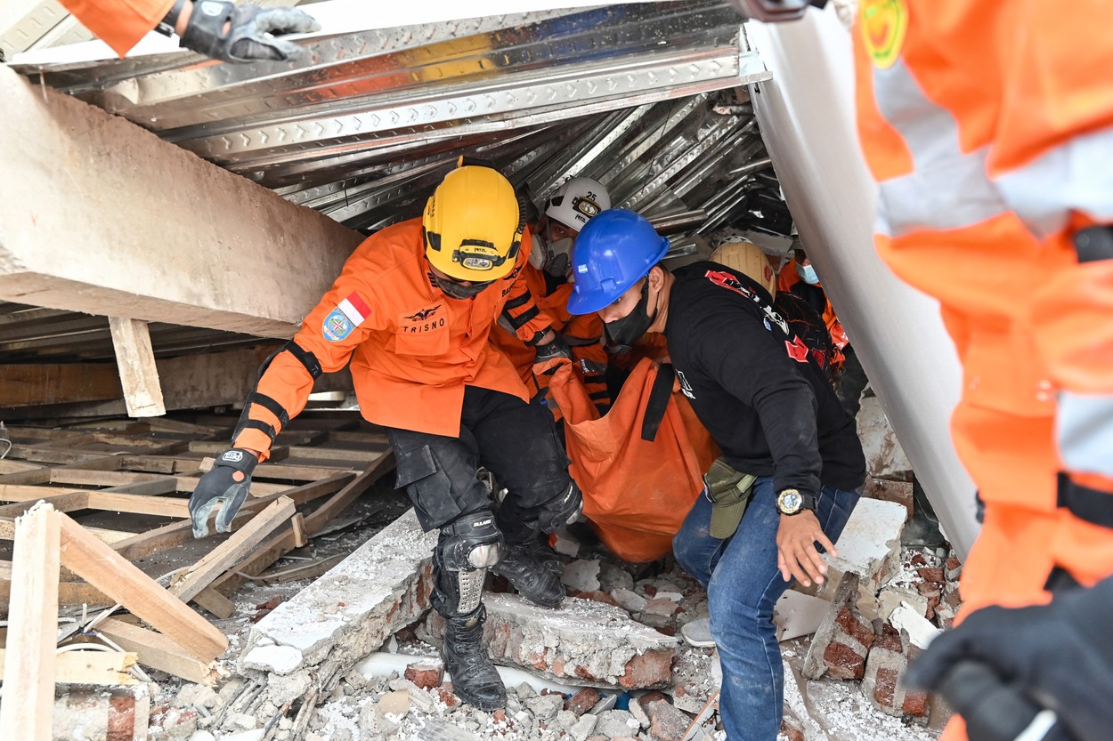 252 de morți după cutremurul de 5,6 din Indonezia. Majoritatea sunt copii care erau la școală și au rămas prinși sub dărâmături