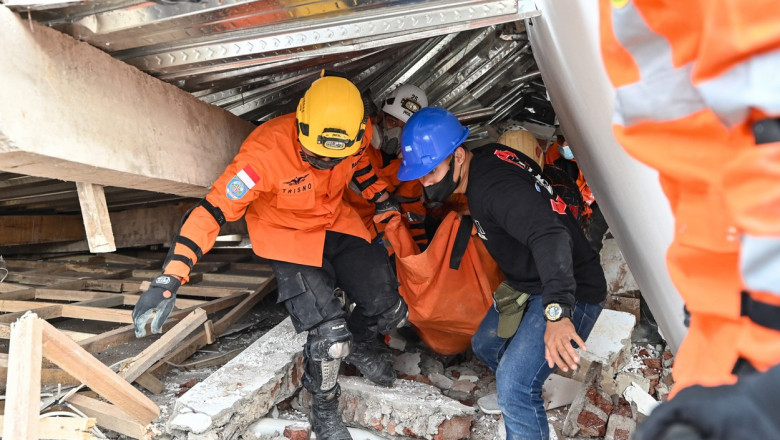 salvatori dupa cutremurul din indonezia