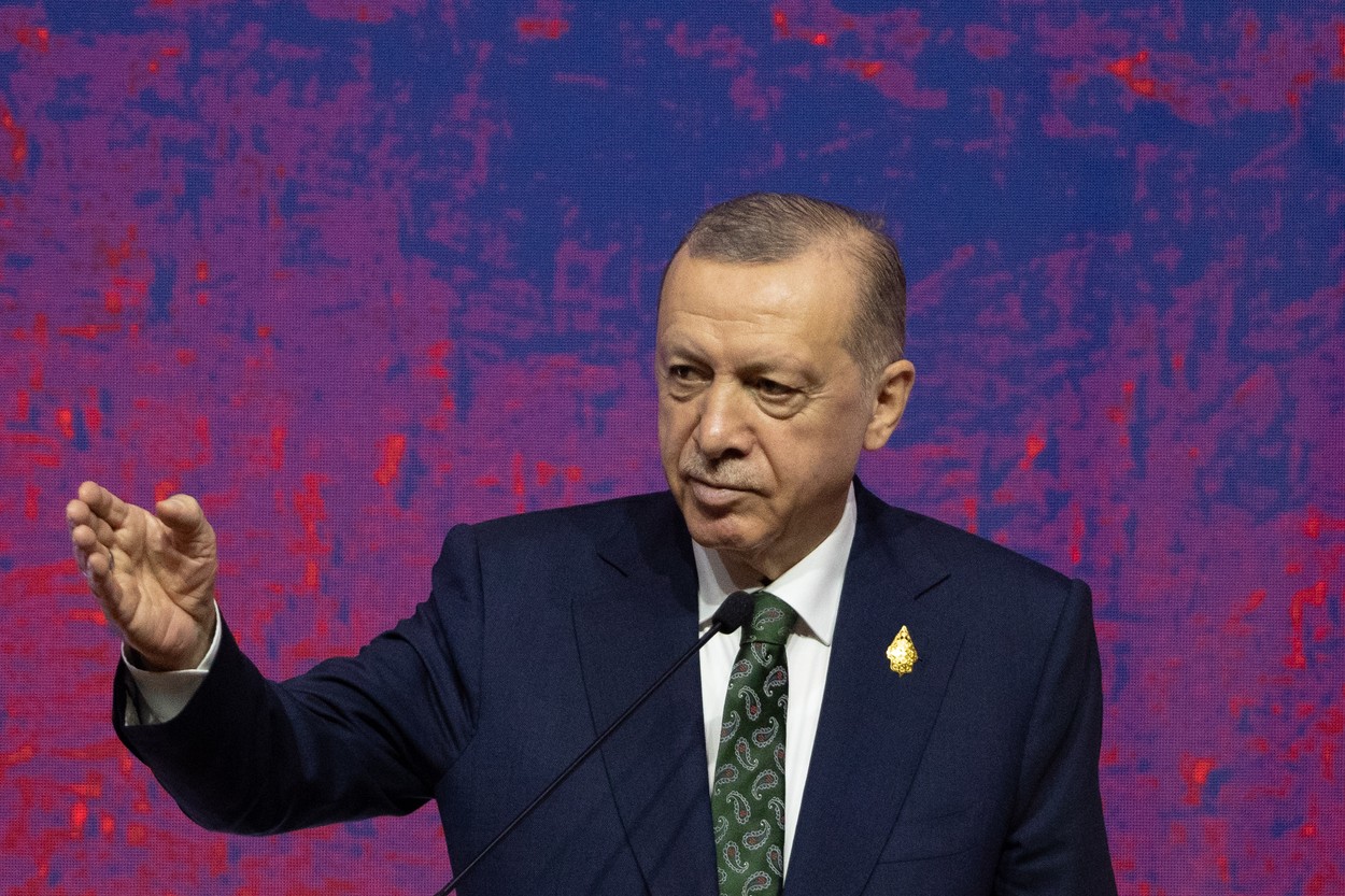 Erdogan anunță un atac terestru împotriva militanţilor kurzi din Siria: Îi vom elimina cu tancurile noastre, cu soldaţii