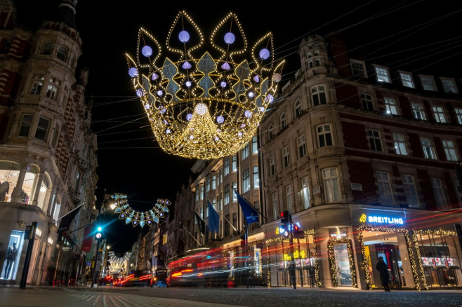 London, UK. 17 November 2022. The new Bond Street Christmas lights are switched on, inspired by The Crown Jewels and the world-famous jewellery houses that have settled in Bond Street over the centuries. Credit: Stephen Chung / Alamy Live News