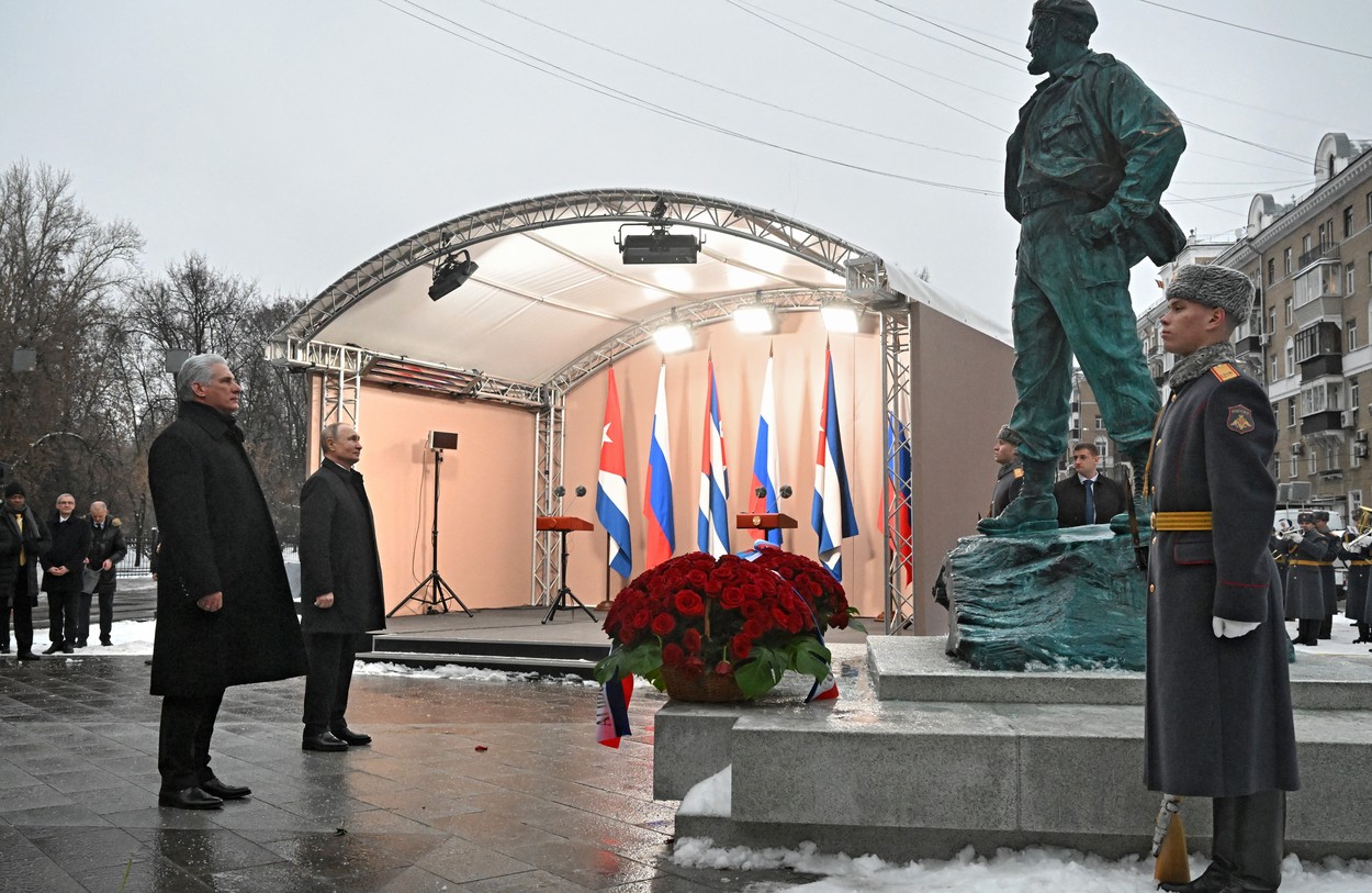 Putin și președintele cubanez au dezvelit o statuie a lui Fidel Castro, în Moscova