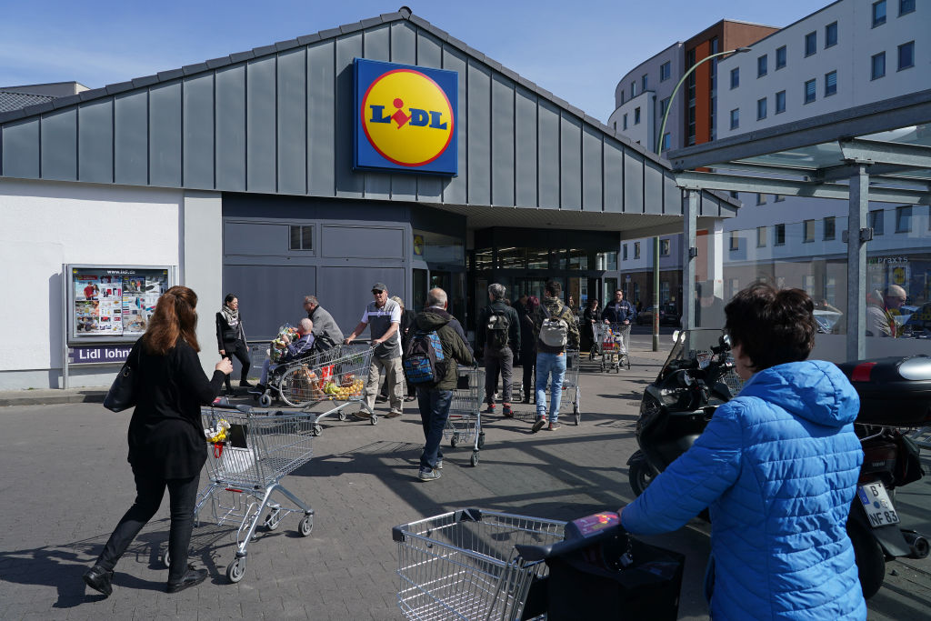 Lidl retrage din magazine două sortimente de iaurt care ar putea fi contaminate cu plastic. Ce pot face cei care au cumpărat produsele