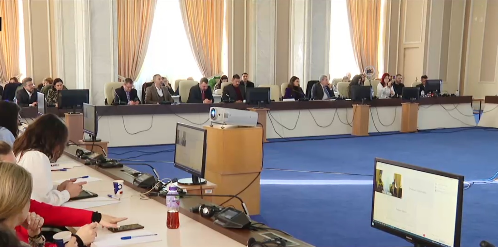 Dezbatere în Parlament pe legalizarea canabisului medicinal. „Ajută la ameliorarea durerii”/ „Statul român aleargă după vrăjitoare”