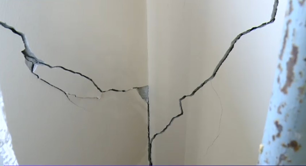 Case distruse în lanț de lucrările la canalizare. Localnică: „Vine casa pe noi. Noaptea au căzut bucăți din perete”