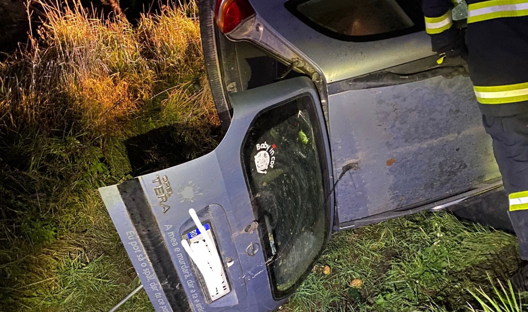 FOTO. Un mort şi doi răniţi, în urma coliziunii dintre un autoturism şi un autocamion pe DN 7