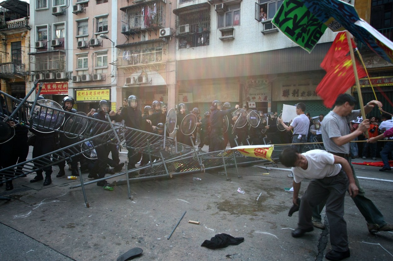 Proteste violente în China, la cea mai mare fabrică Iphone. Oamenii nu mai suportă restricțiile anti-Covid