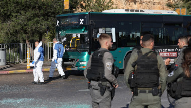 polițiști și criminaliști geniști la locul exploziei de la stația de autobuz din Ierusalim