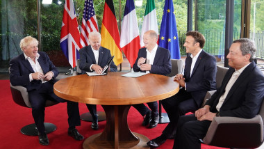 Johnson, Biden, Macron, Scholz și Draghi la masă la o reuniune G7