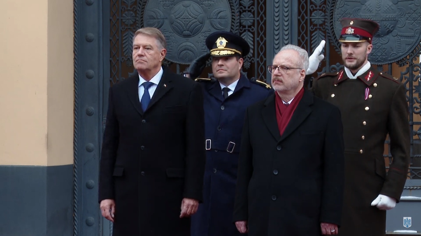 Klaus Iohannis, vizită oficială în Letonia. Președintele a fost primit la Castelul Riga de omologul său