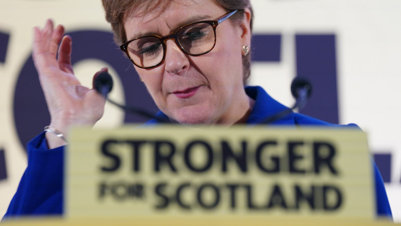 Nicola Sturgeon la o tribună a SNP, inscripționată cu textul stronger for scotland