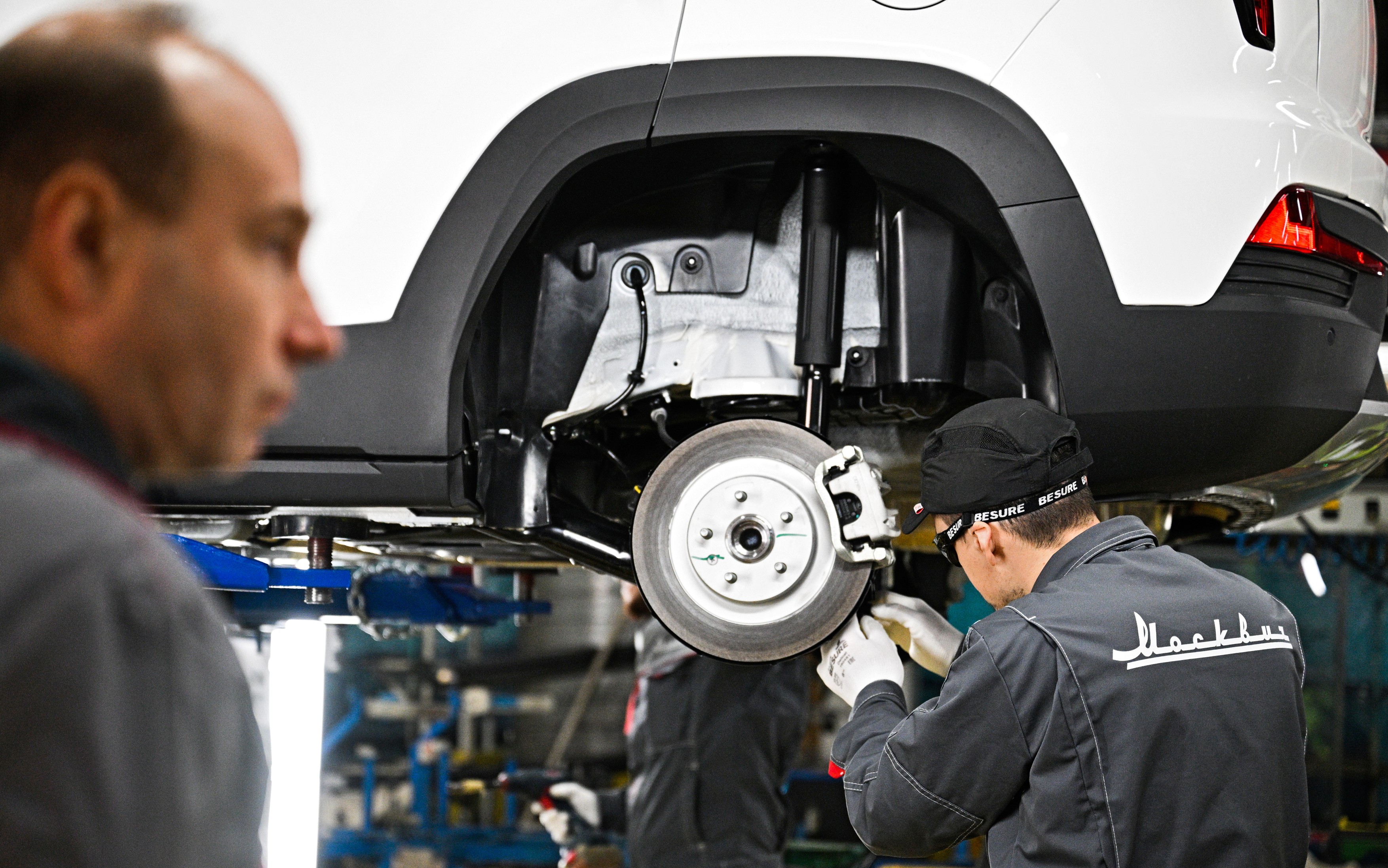 Rusia reia producţia Moskvici la fosta fabrică Renault din Moscova. Cum arată urmașul celebrei mașini sovietice