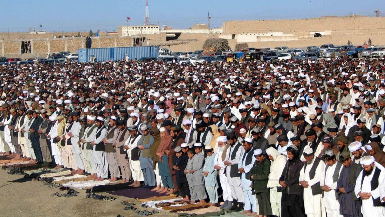 Afgani care se roagă
