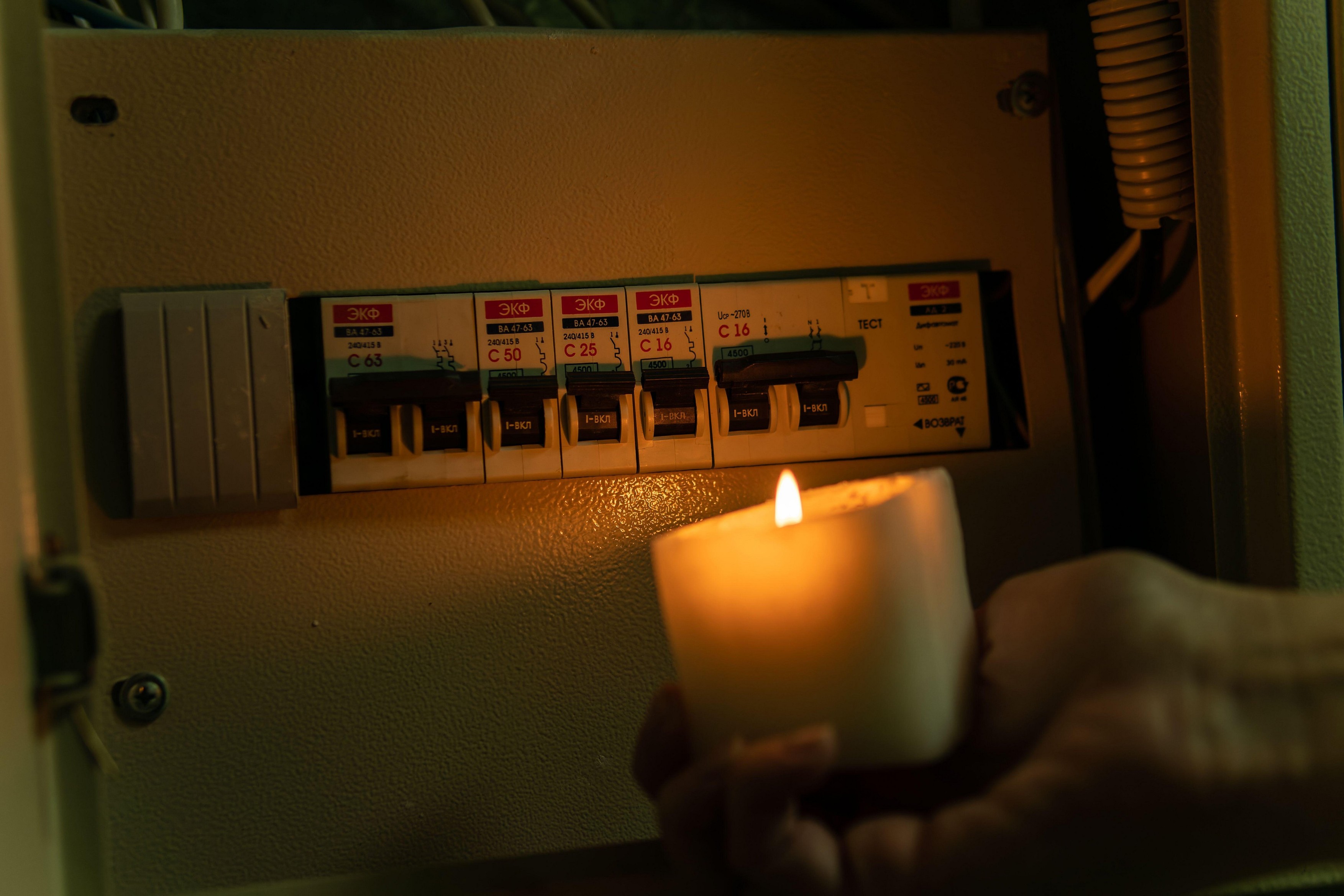 Peste 200 de gospodării din patru localități din județul Alba sunt în continuare fără curent electric