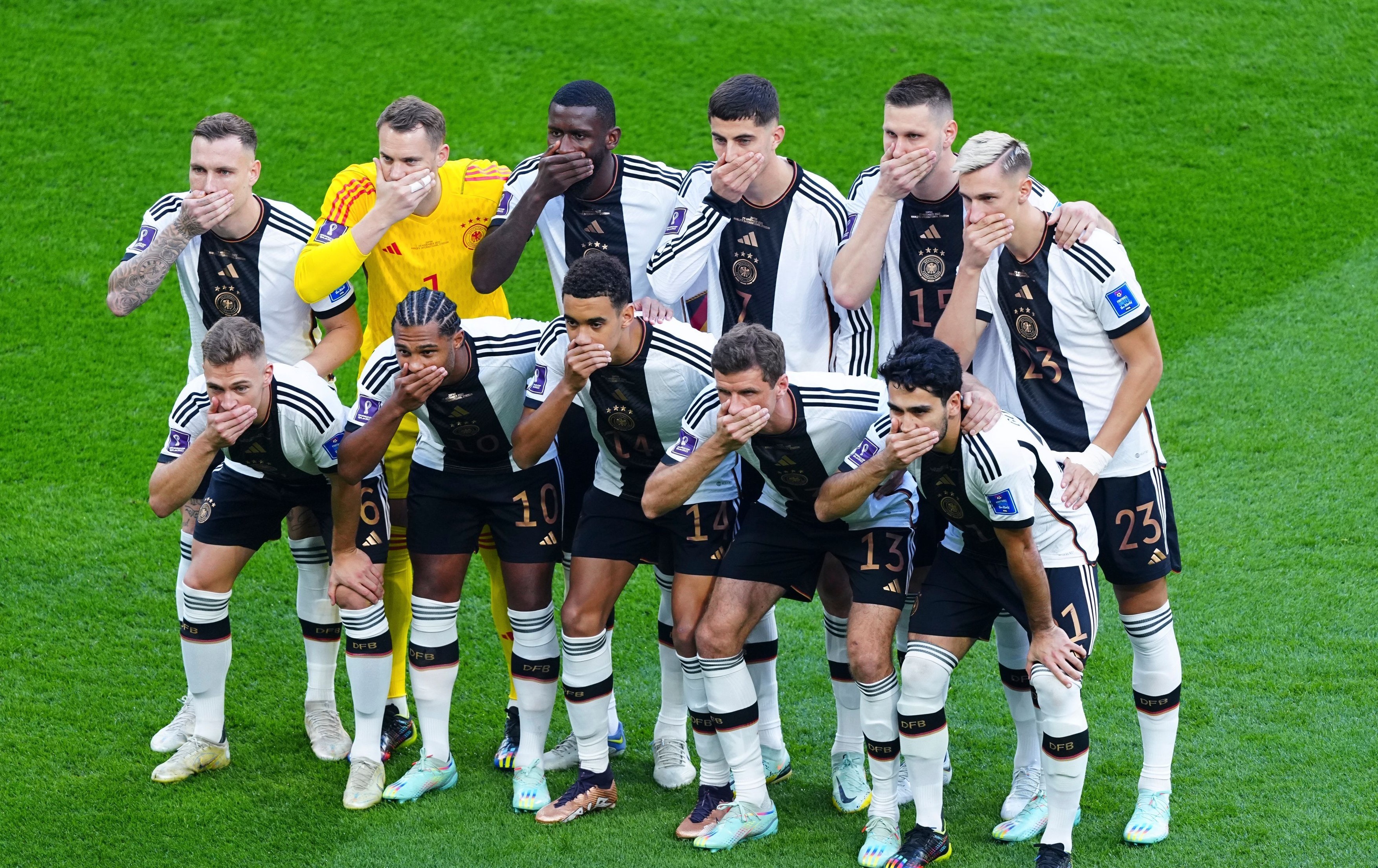 CM 2022. Gest de protest al jucătorilor germani împotriva organizatorilor din Qatar, la fotografia oficială