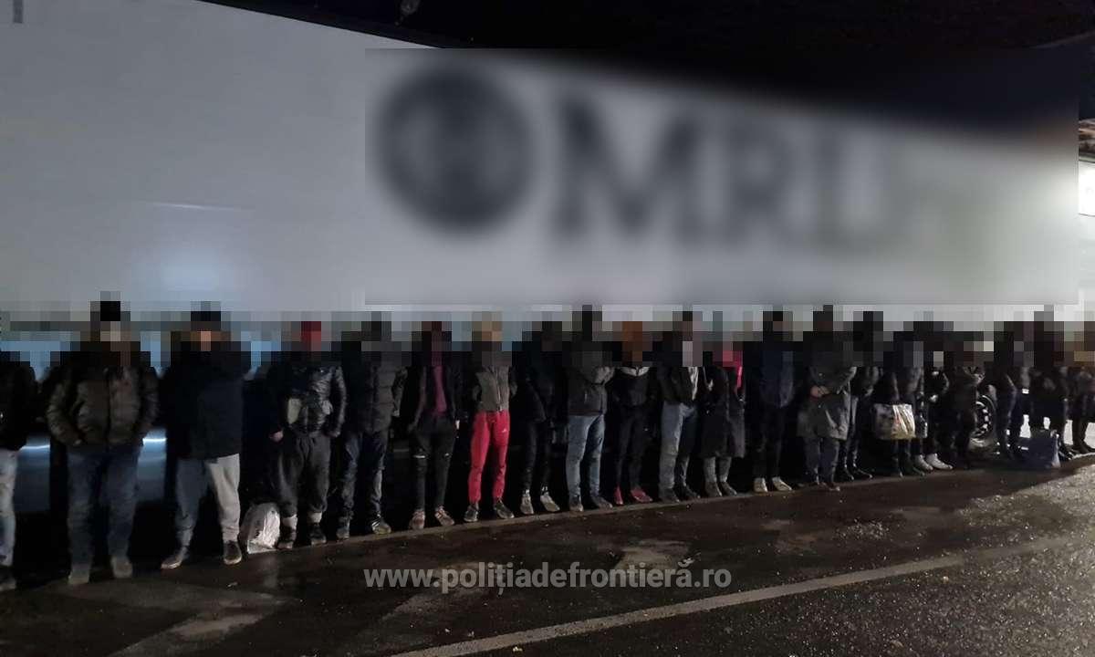Migranții fac gesturi disperate și extrem de riscante. 26 au fost găsiți printre containere cu acid clorhidric