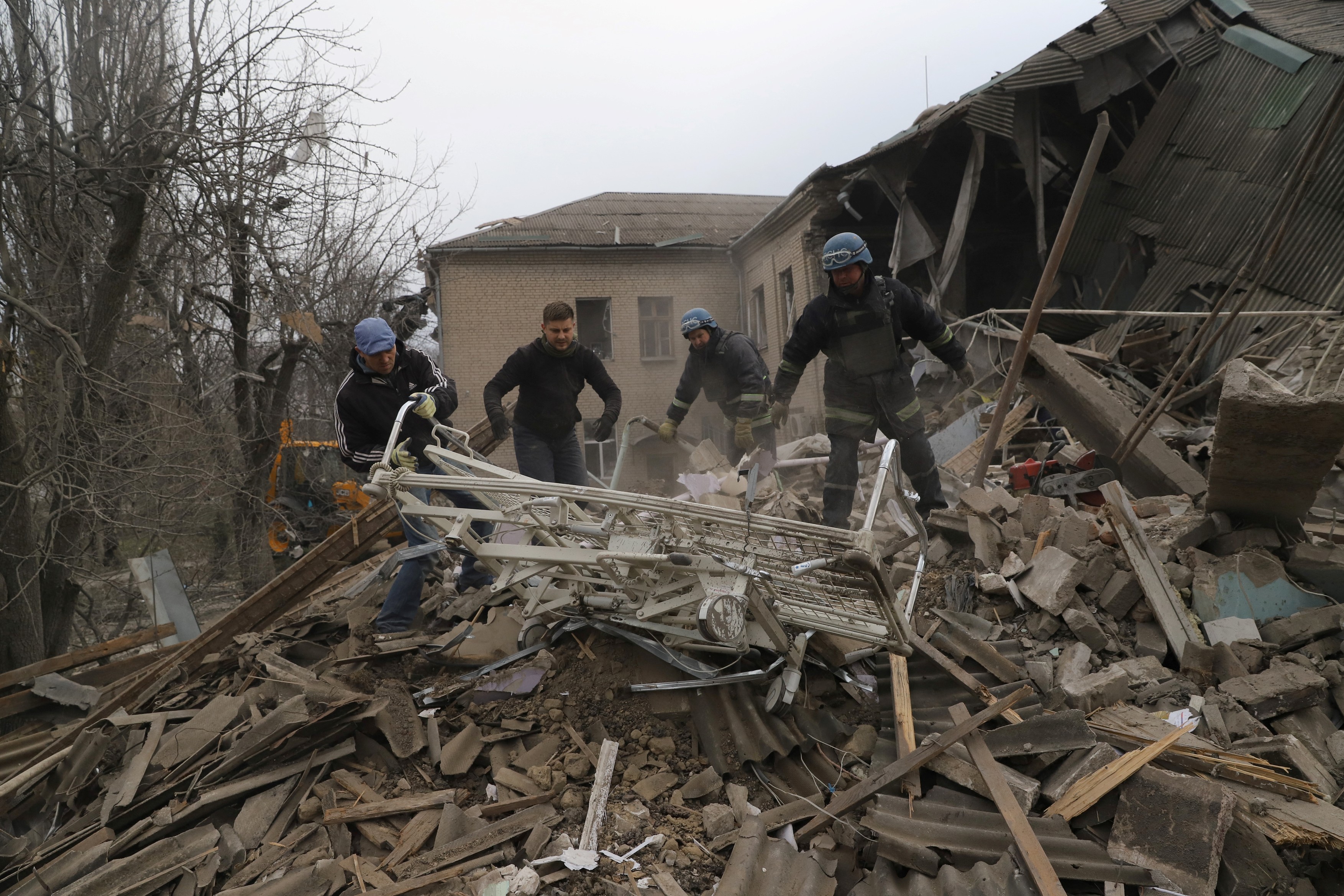 Rușii au bombardat zeci de orașe ucrainene. Sunt morți și răniți. Capitala Kiev rămâne fără apă și curent