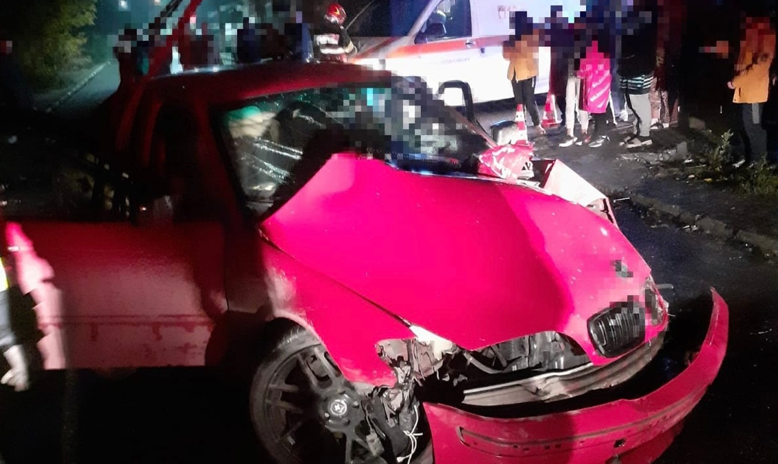 FOTO. O minoră de 17 ani şi un tânăr de 18 ani, încarceraţi după ce au dărâmat un stâlp de beton cu BMW-ul