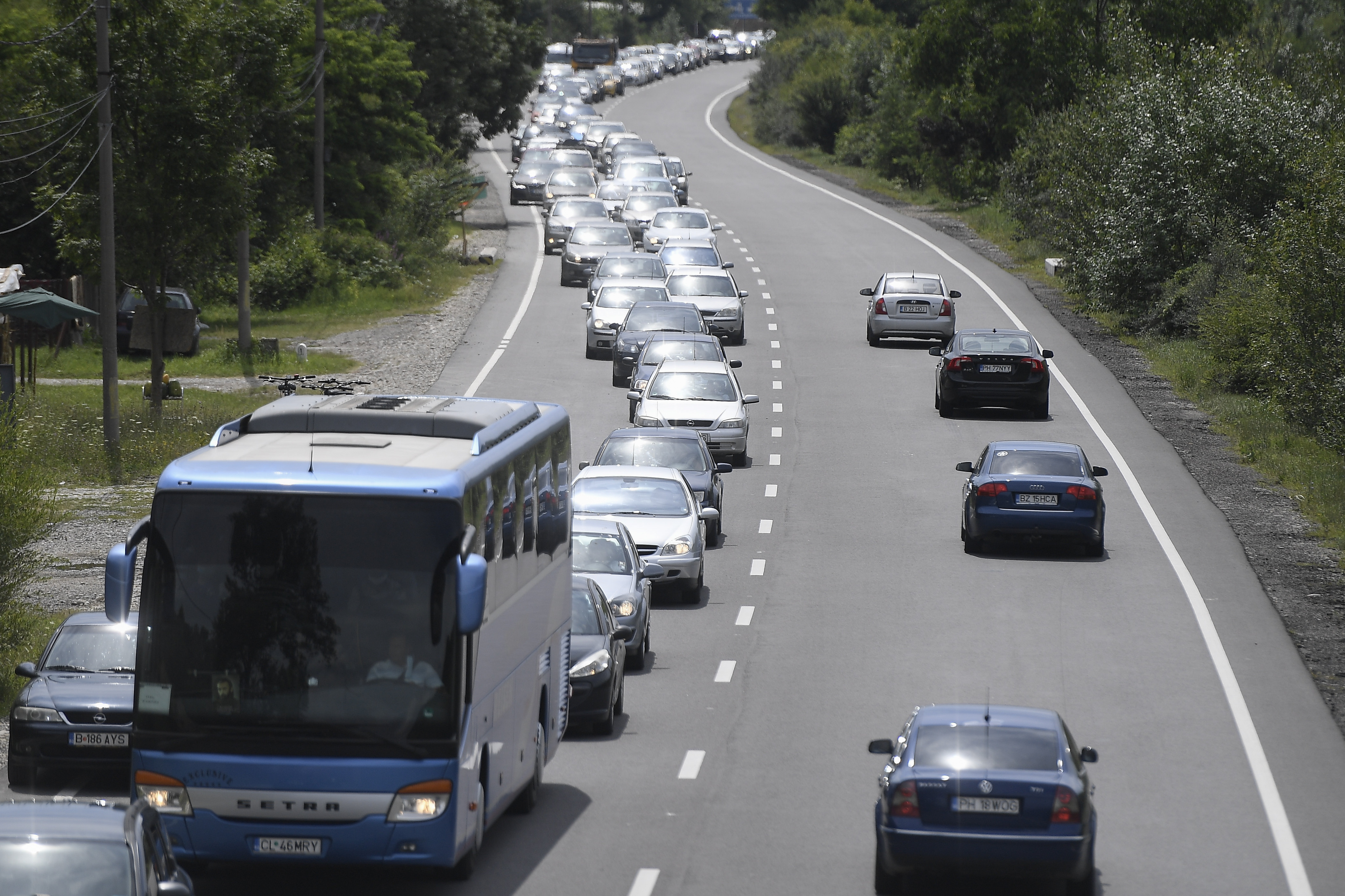 Circulaţie în coloană pe sensul de urcare spre staţiunile montane de pe Valea Prahovei