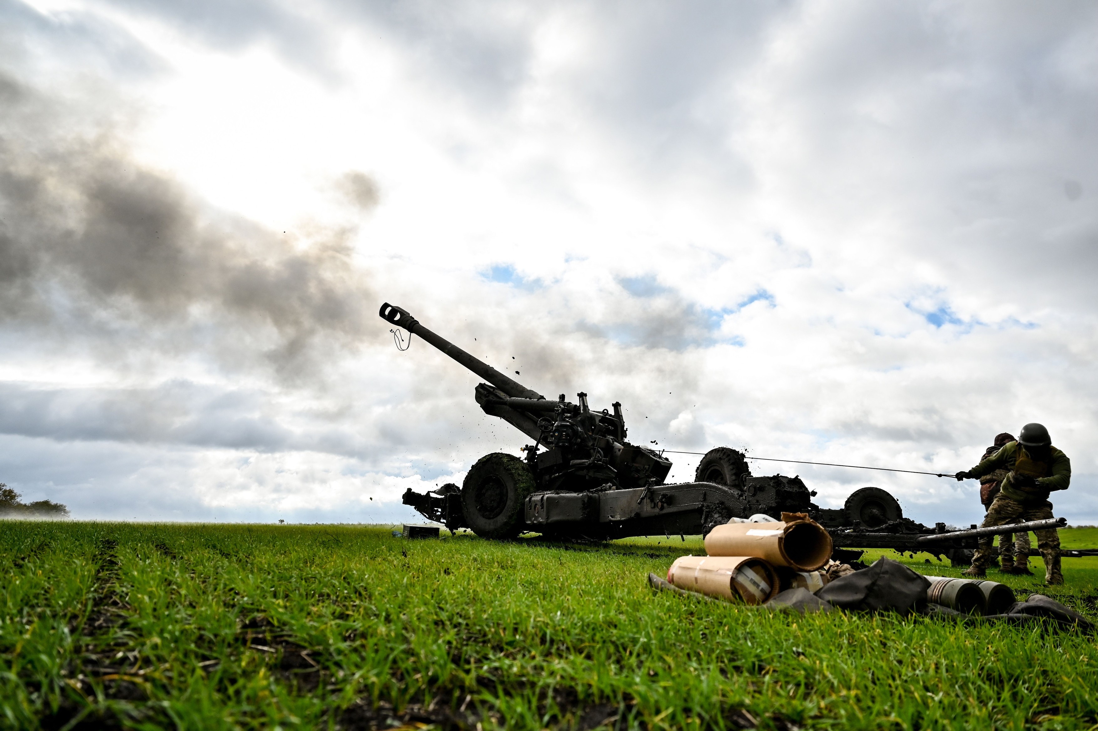 Armata lui Putin rămâne fără obuze, tunurile ucrainene, fără țevi. Pentagonul: barajele artileriei ruse au scăzut în intensitate