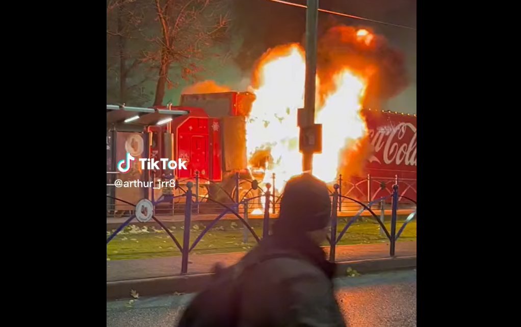 Celebrul camion Coca-Cola al lui Moș Crăciun a luat foc în București