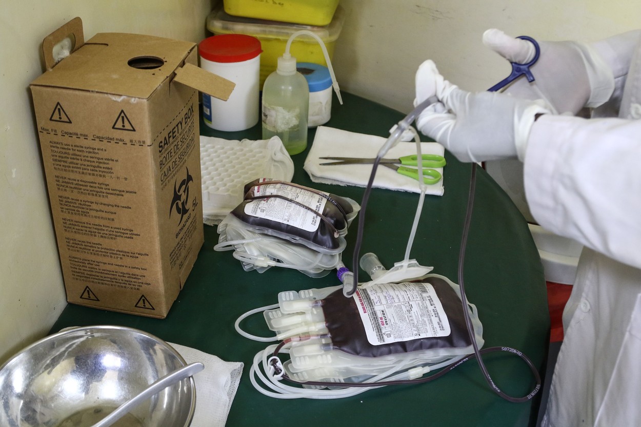 Părinții unui copil de 4 luni refuză o operație care i-ar putea salva viața de teama transfuziilor cu sânge de la oameni vaccinați