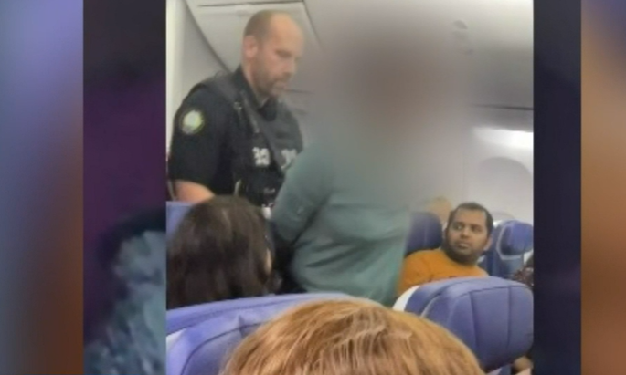 „Isus mi-a spus”. O femeie a vrut să deschidă ușa avionului în mijlocul zborului și a mușcat un pasager care a vrut s-o oprească