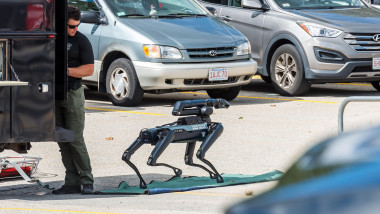 robot pe 4 picioare de cautare explozibili si politist