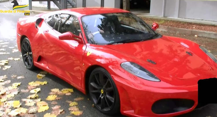 VIDEO. Un barbat si-a transformat o Toyota veche in Ferrari