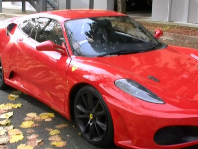 VIDEO.  Un uomo ha trasformato una vecchia Toyota in una Ferrari