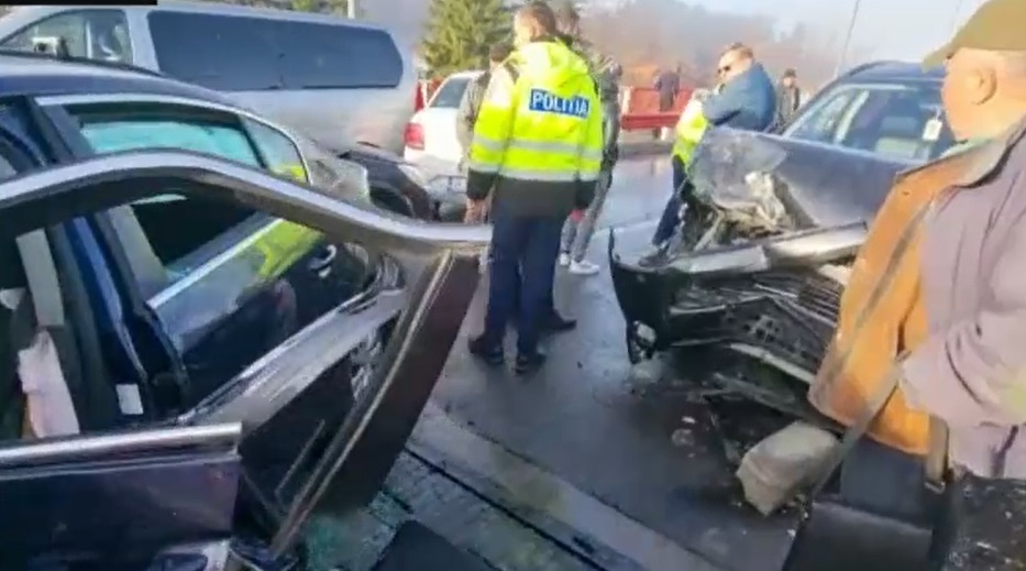 VIDEO 15 mașini s-au ciocnit pe un pod, pe DN1. În accidentul în lanț a fost implicată și o ambulanță