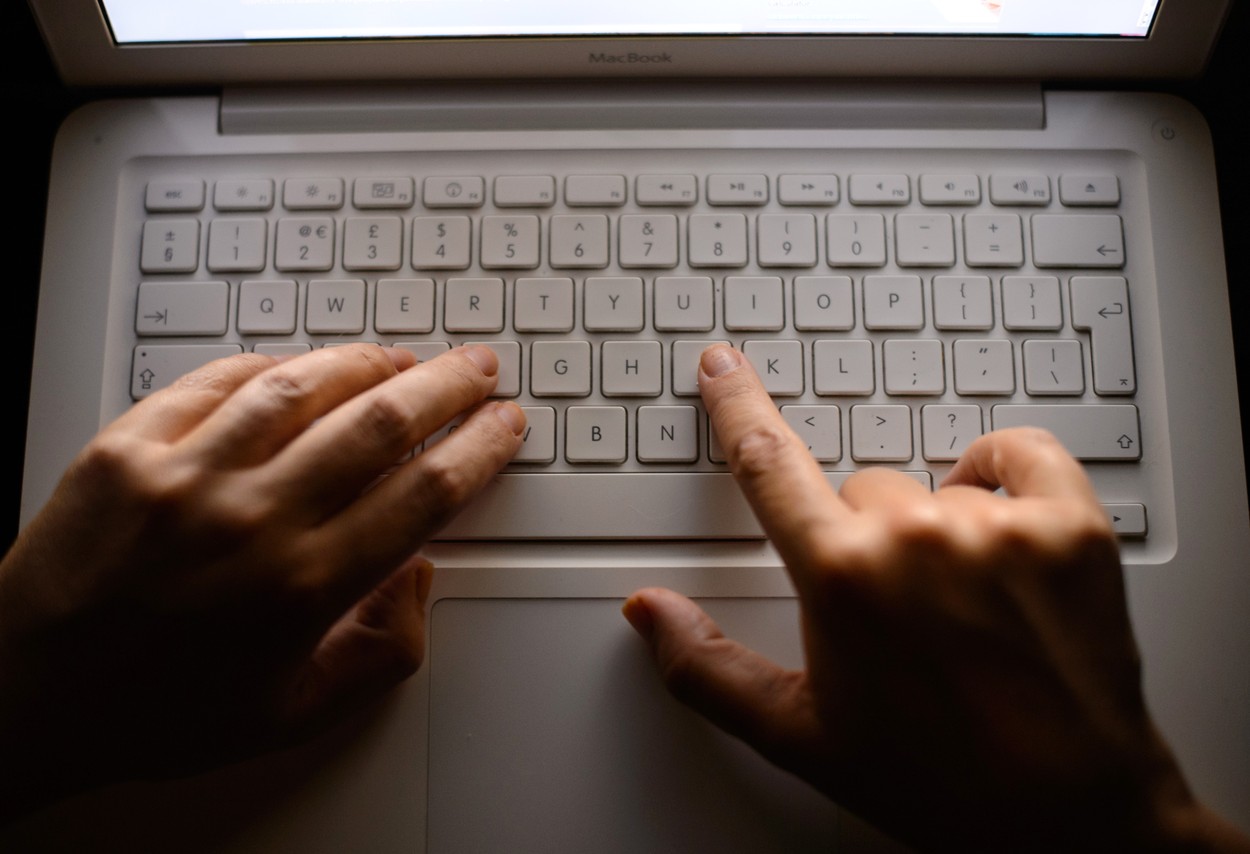 O femeie din Suceava a fost înşelată cu peste 22.000 de euro de un fals general, pe care l-a cunoscut pe internet